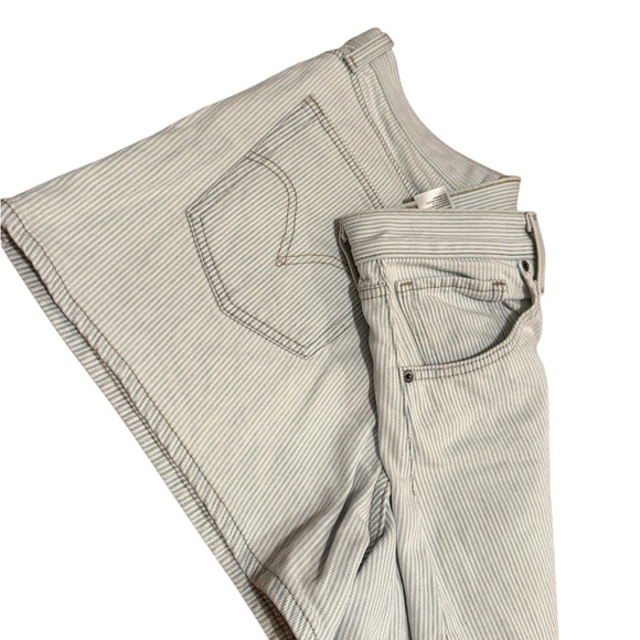 Levi’s Railroad Stripe High Waisted Mom Shorts/ W31 - Picture 2 of 16